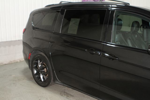 Used 2021 Chrysler Pacifica Touring-L w/ Uconnect Theater Family Group FWD image 3