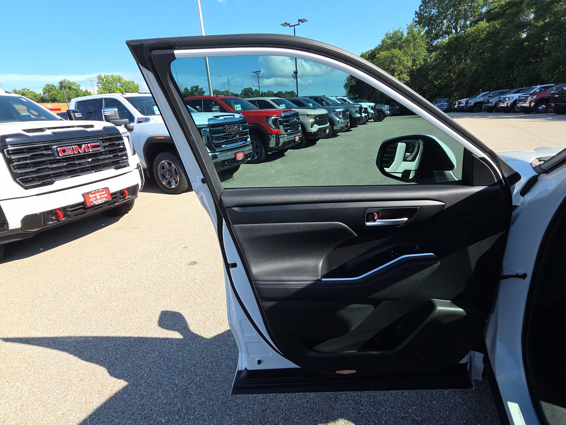 Used 2023 Toyota Highlander XLE AWD/4WD image 12