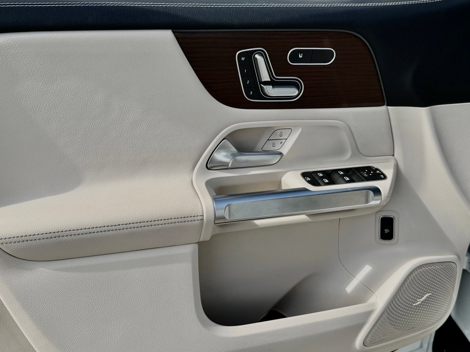 Used 2025 Mercedes-Benz GLB 250 image 23