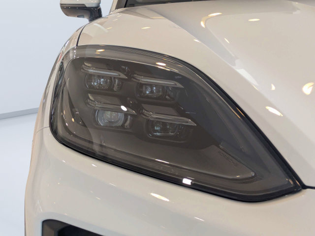Used 2025 Porsche Cayenne Turbo AWD/4WD image 9