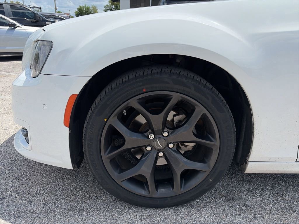 Used 2022 Chrysler 300 Touring L image 7