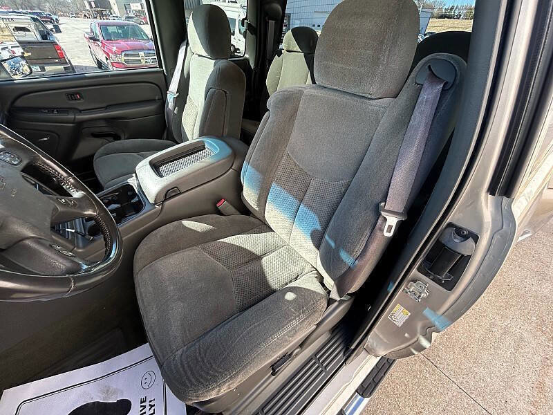 Used 2004 Chevrolet Silverado 3500 4x4 Extended Cab w/ Heavy-Duty Power Package image 56