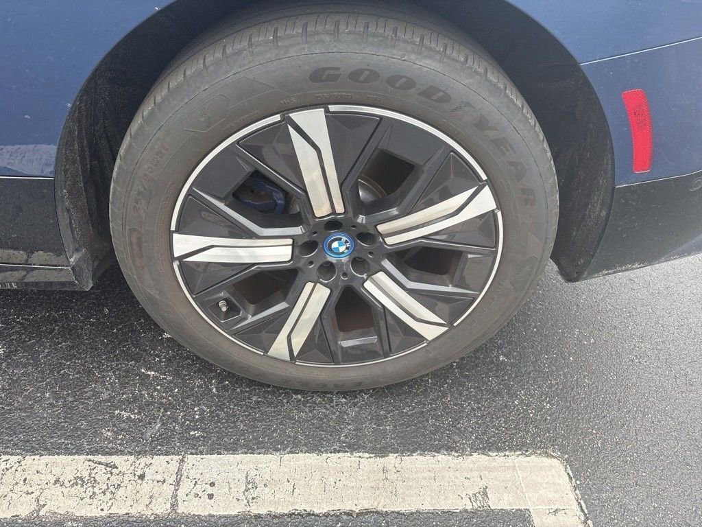 Used 2024 BMW iX xDrive50 w/ Sport Package image 7