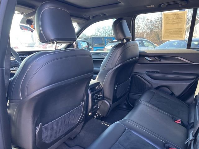 Used 2025 Jeep Grand Cherokee Altitude image 17