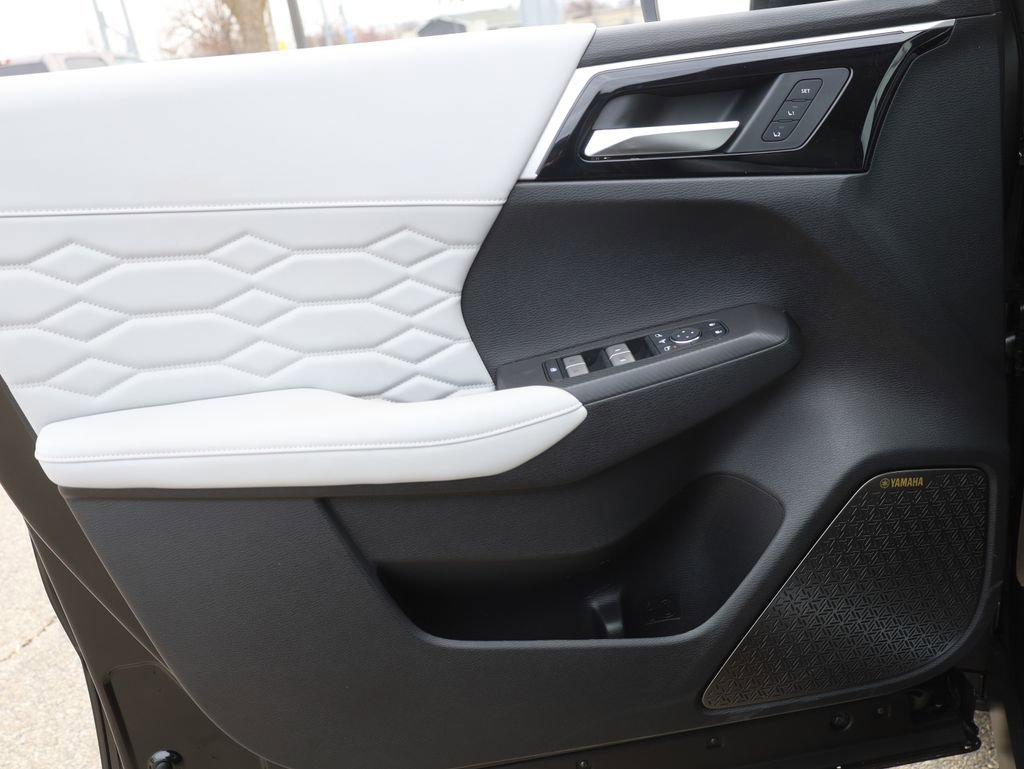 New 2025 Mitsubishi Outlander AWD image 41