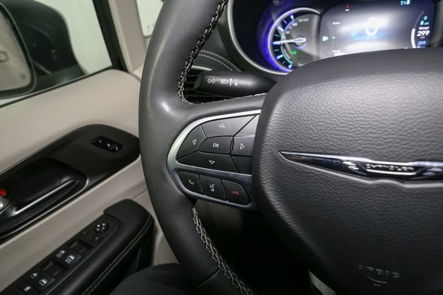 Used 2023 Chrysler Pacifica Touring-L FWD image 32