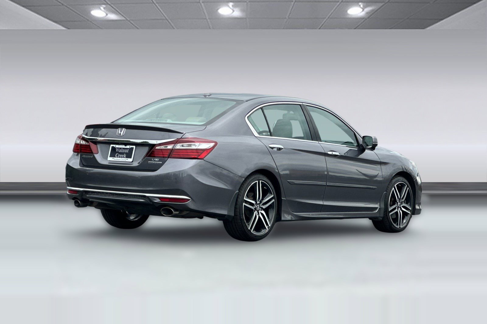 Used 2017 Honda Accord Touring image 9