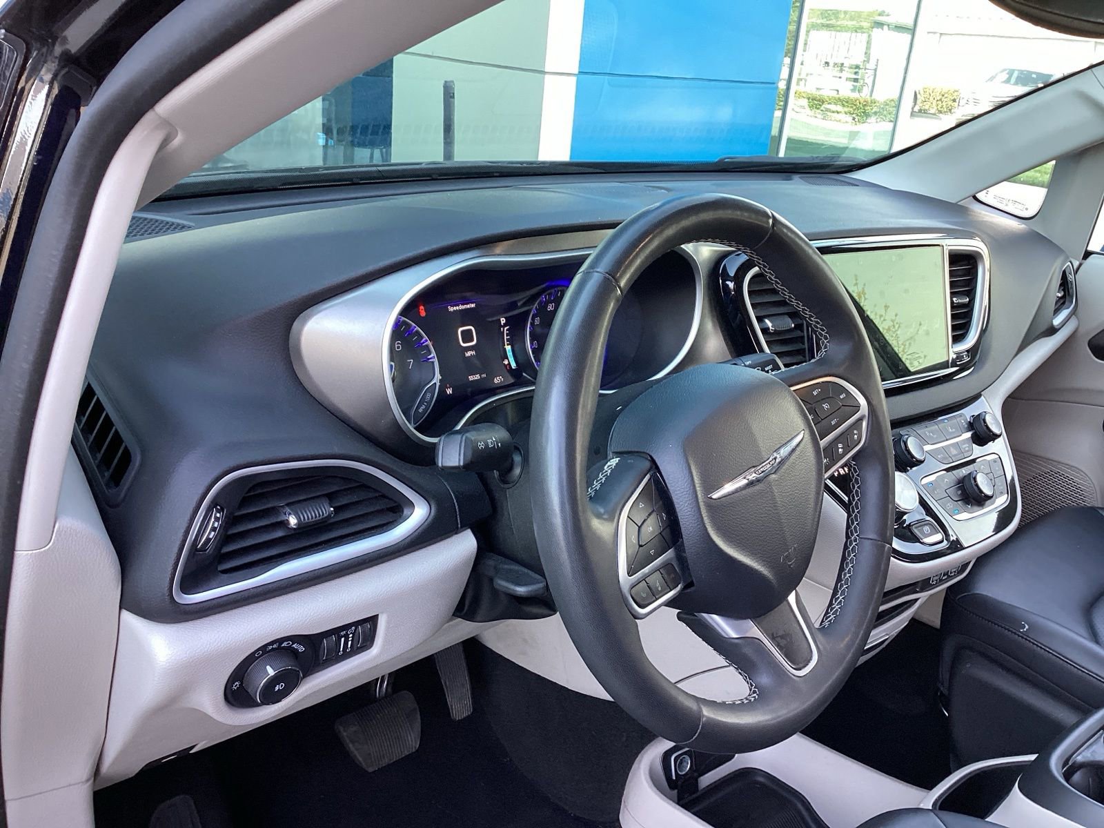 Used 2024 Chrysler Pacifica Touring-L image 9