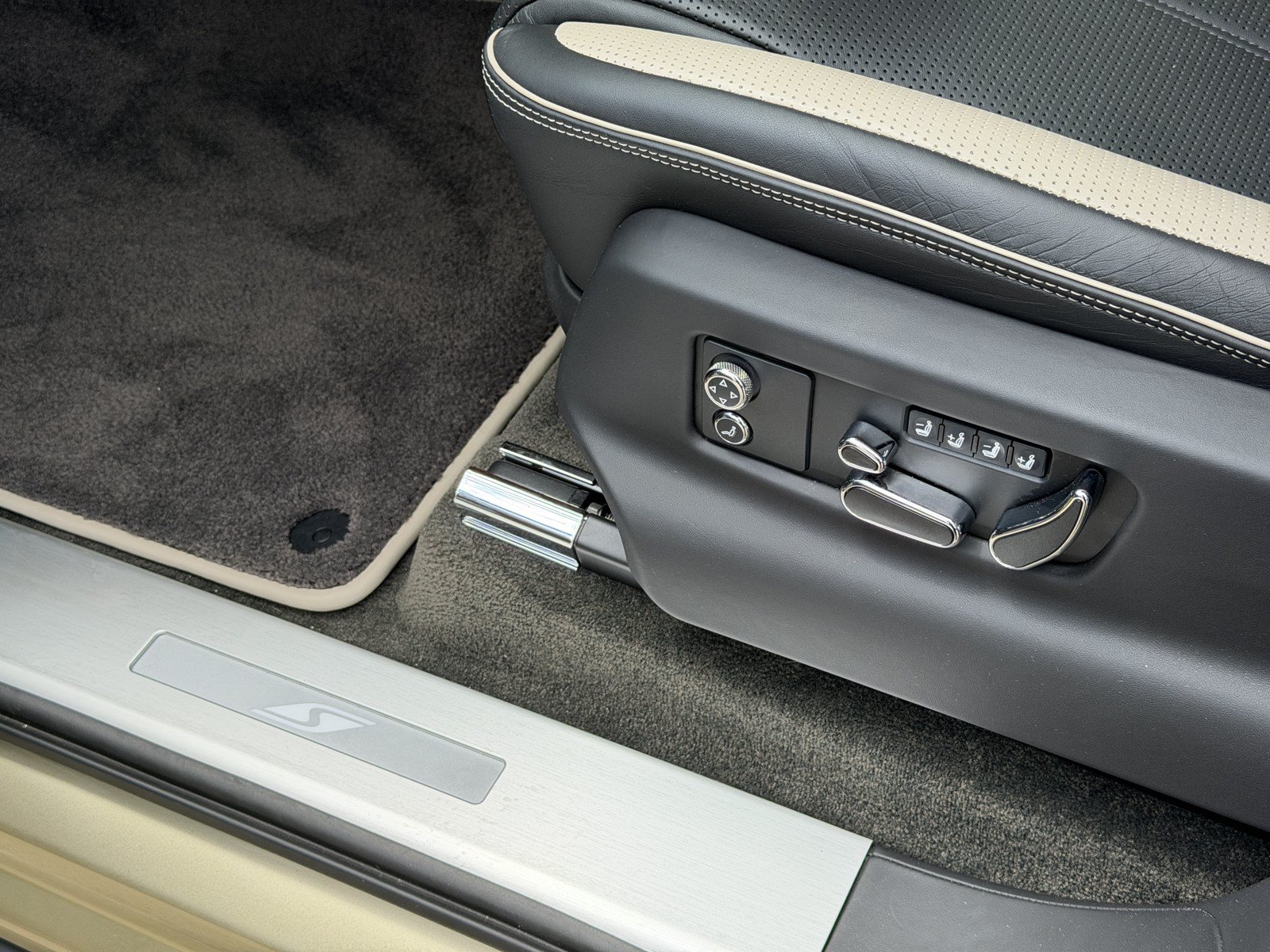 Certified 2023 Bentley Bentayga AWD/4WD image 18