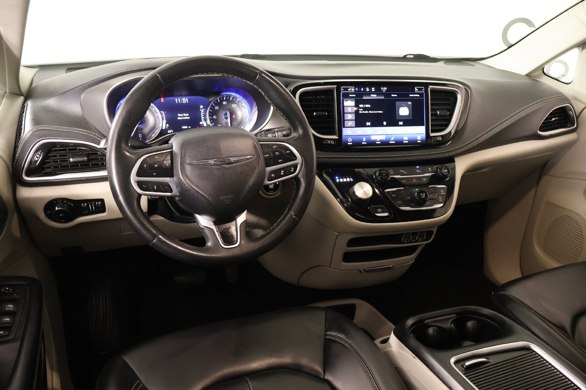 Used 2023 Chrysler Pacifica Touring-L FWD image 2