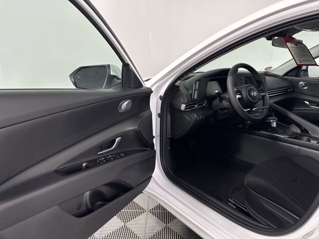 Used 2025 Hyundai Elantra Hybrid FWD image 18