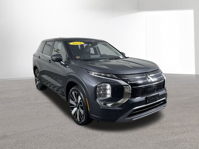Used 2025 Mitsubishi Outlander SE image 12