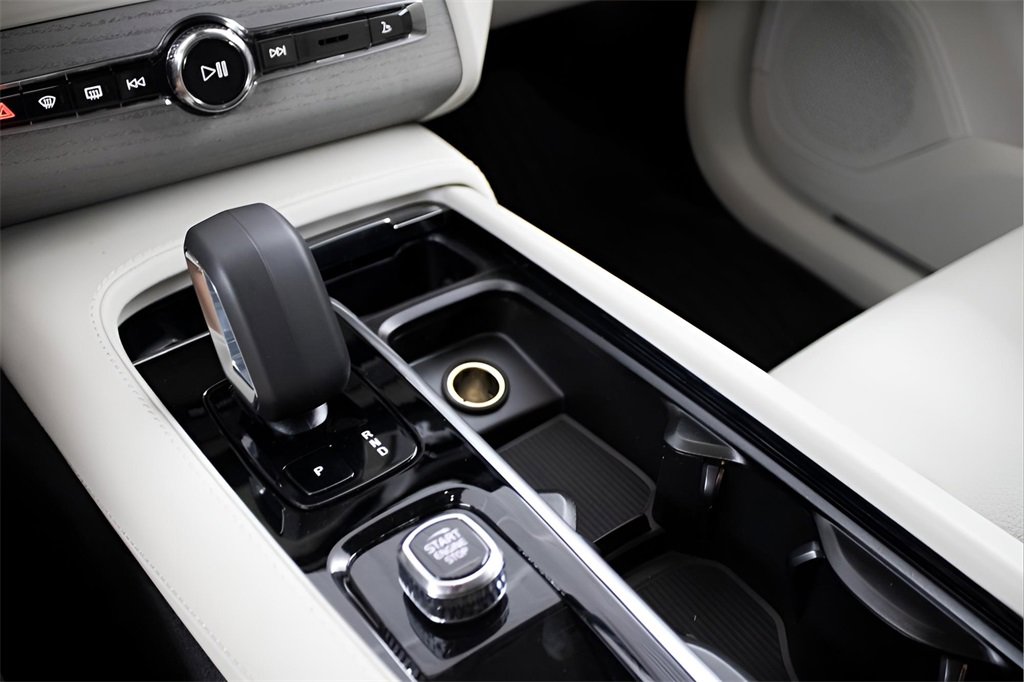 Certified 2025 Volvo XC90 T8 Plus w/ Protection Package Premier image 27