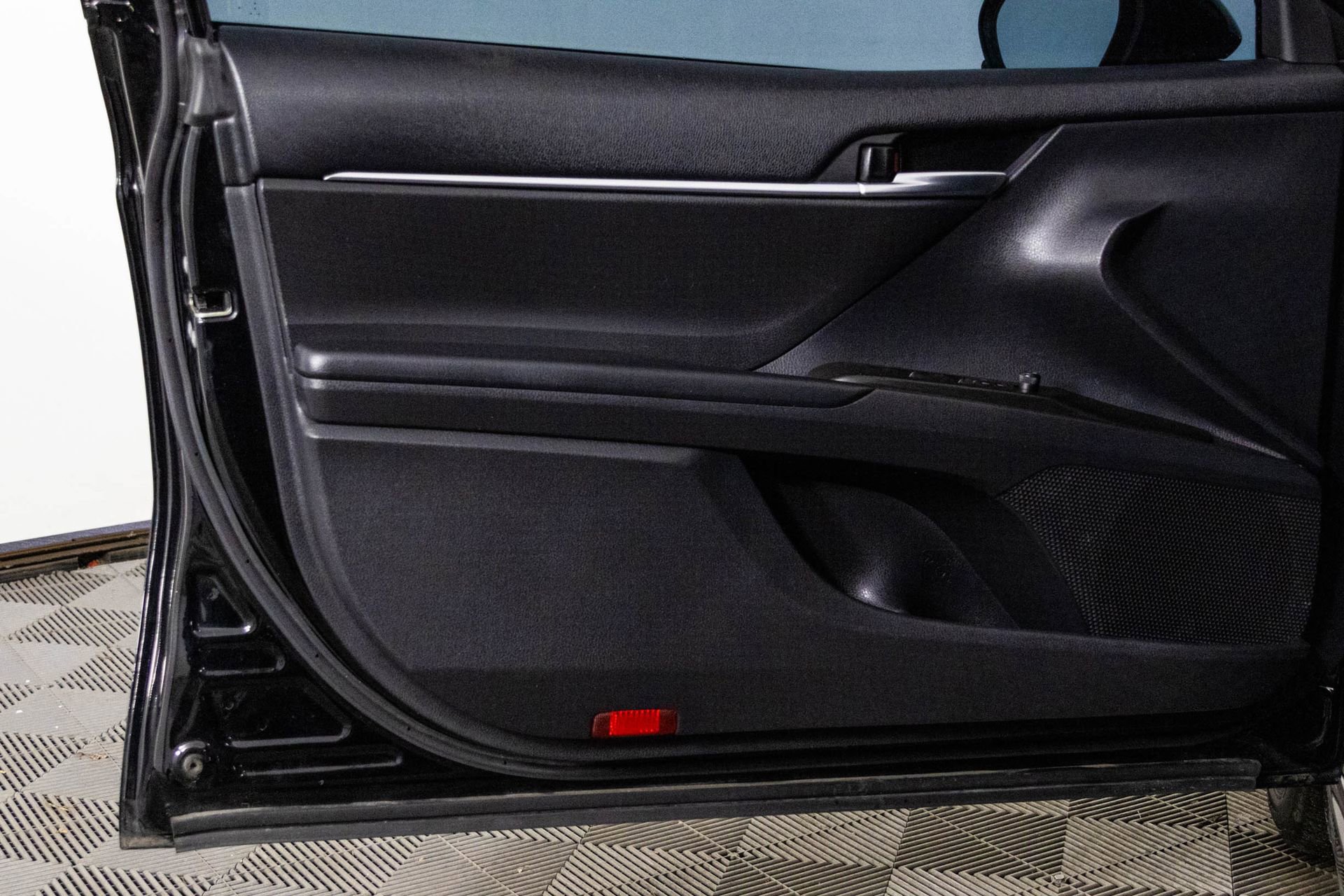 Used 2021 Toyota Camry SE image 32