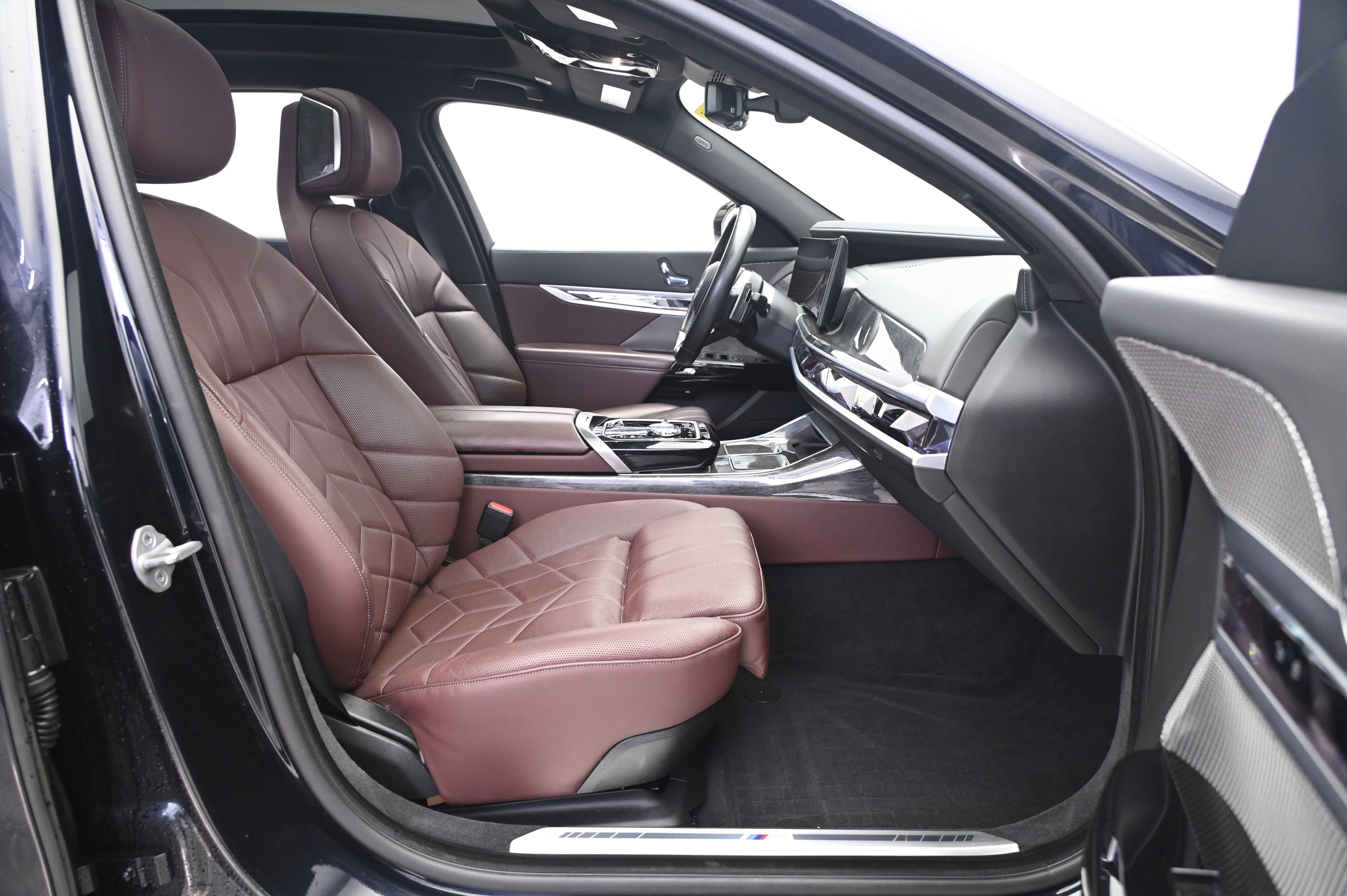Used 2023 BMW 760i xDrive AWD/4WD image 24