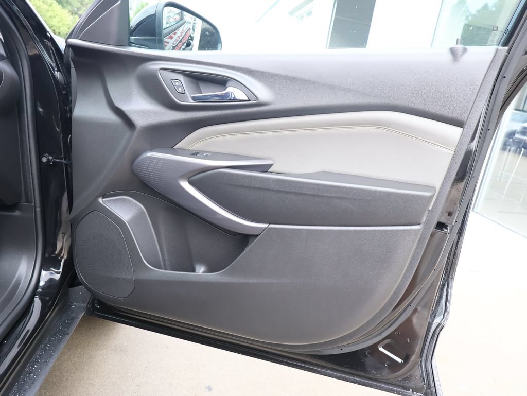 Used 2025 Chevrolet Trax ACTIV w/ Sunroof Package FWD image 32