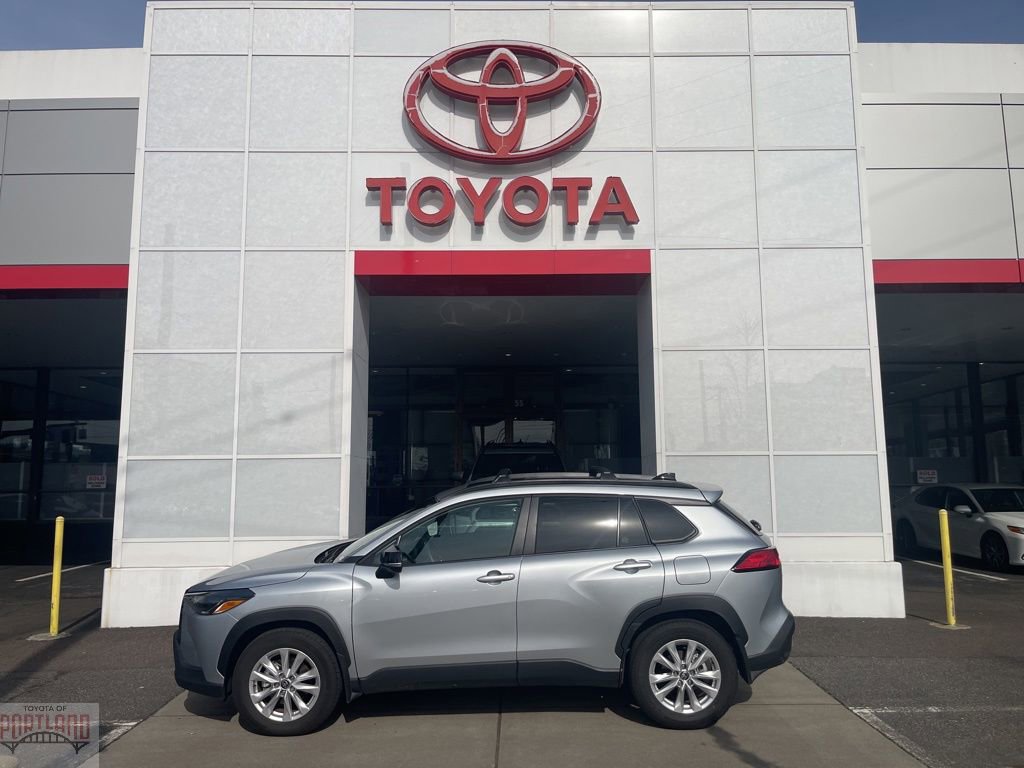 Used 2025 Toyota Corolla Cross LE w/ Moonroof Package AWD/4WD image 1