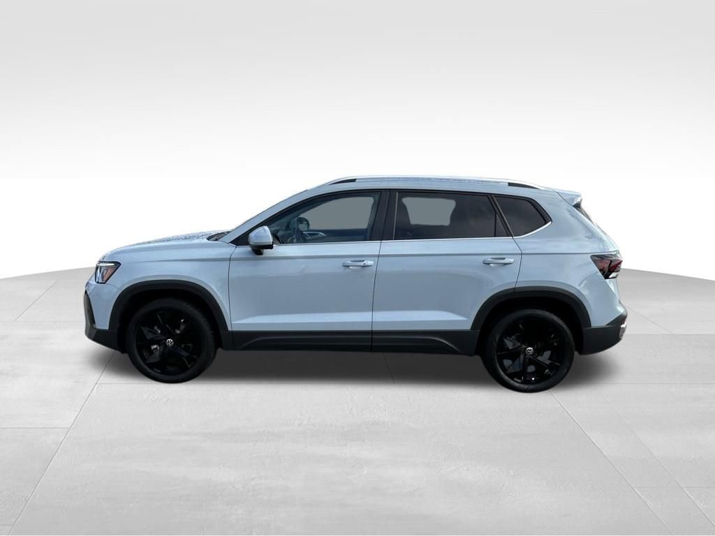 Used 2025 Volkswagen Taos SE image 2