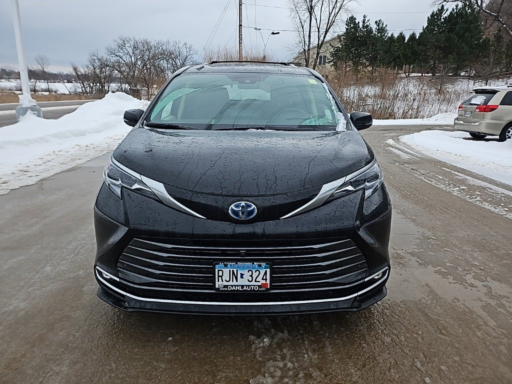 Used 2024 Toyota Sienna Platinum image 3