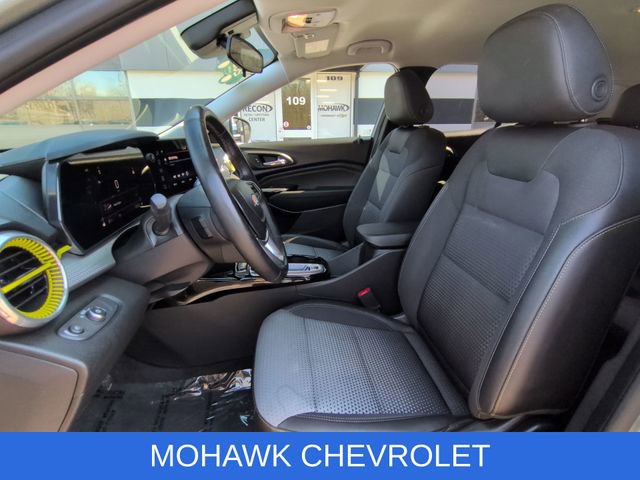 Used 2025 Chevrolet Trax LT w/ LT Convenience Package image 19