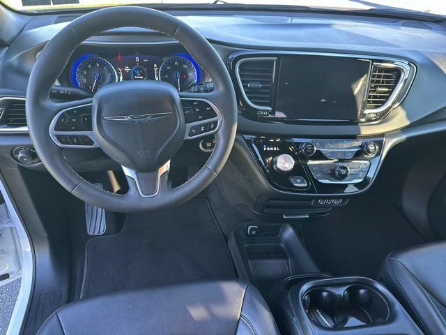 Used 2025 Chrysler Pacifica Select FWD image 11