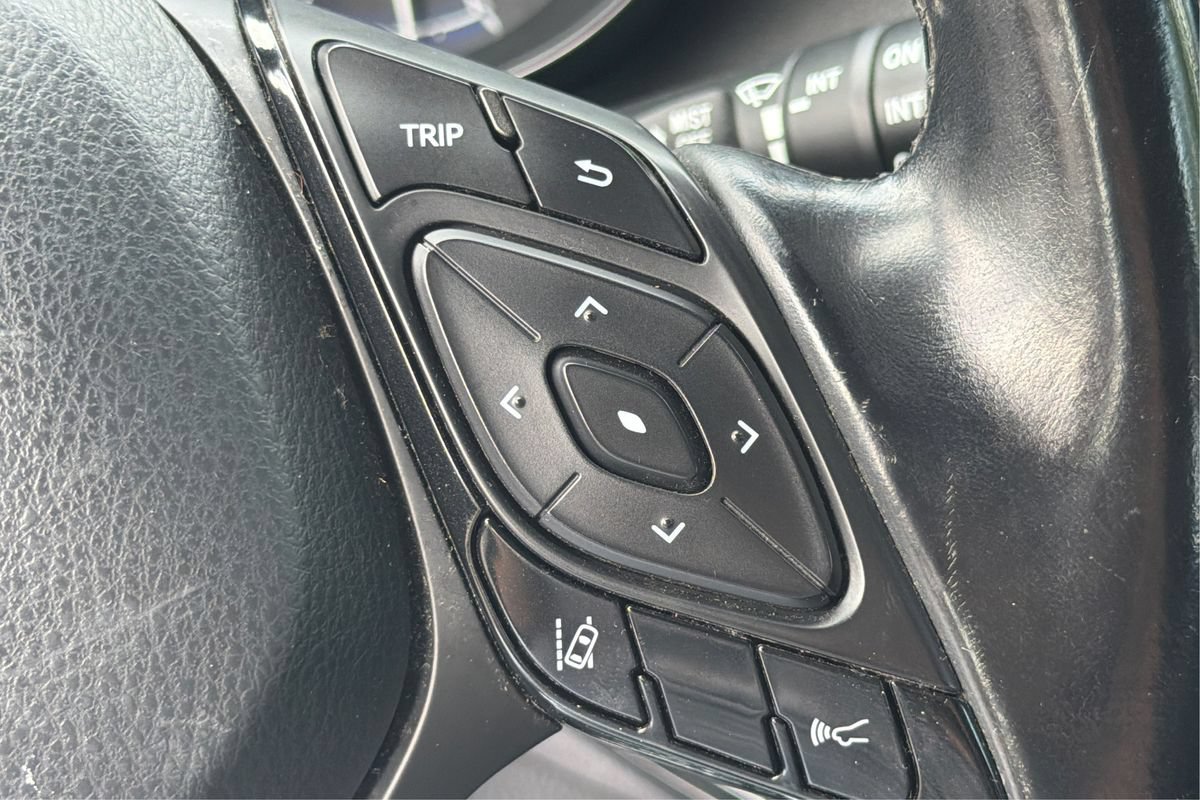 Used 2018 Toyota C-HR XLE FWD image 30