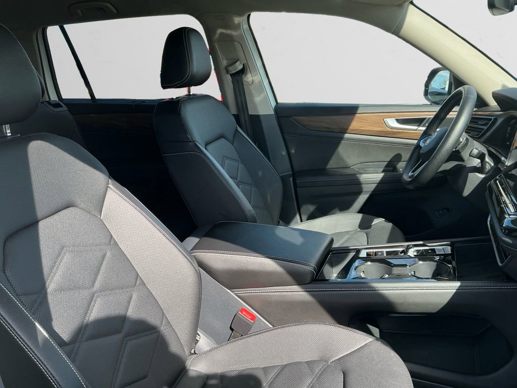 Used 2025 Volkswagen Atlas SE image 15