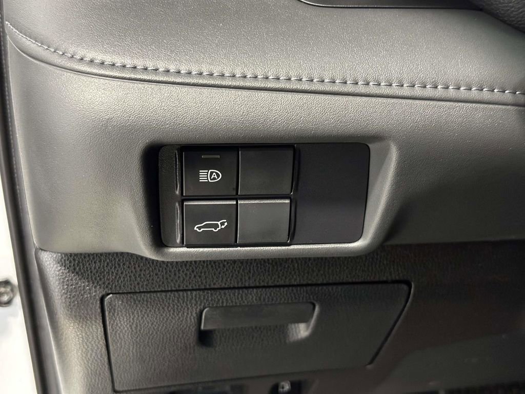 Used 2020 Toyota Highlander LE image 25