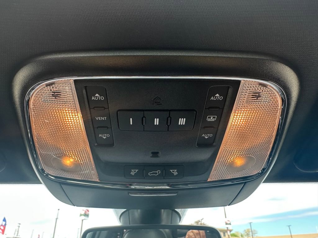 Used 2020 Jeep Grand Cherokee Overland AWD/4WD image 14