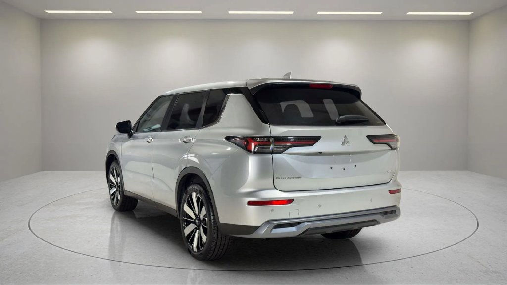 Used 2025 Mitsubishi Outlander SE AWD/4WD image 17