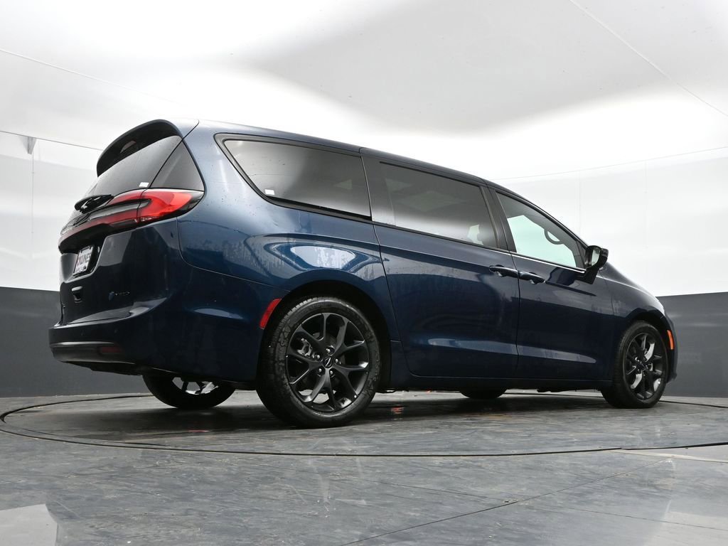 Used 2023 Chrysler Pacifica Limited w/ S Appearance Package FWD image 39