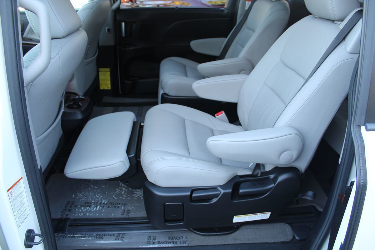 Used 2015 Toyota Sienna Limited Premium FWD image 28