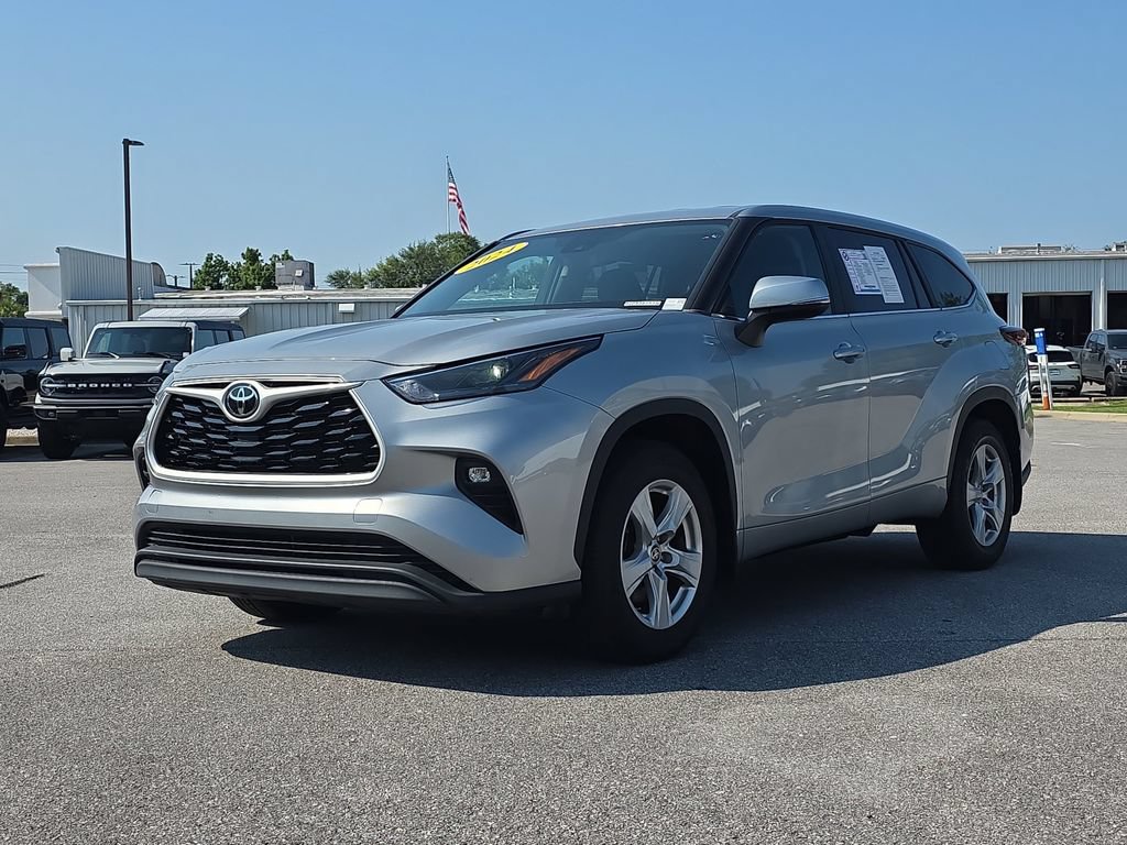 Used 2024 Toyota Highlander LE AWD/4WD image 2