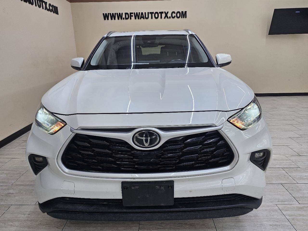 Used 2021 Toyota Highlander XLE image 3