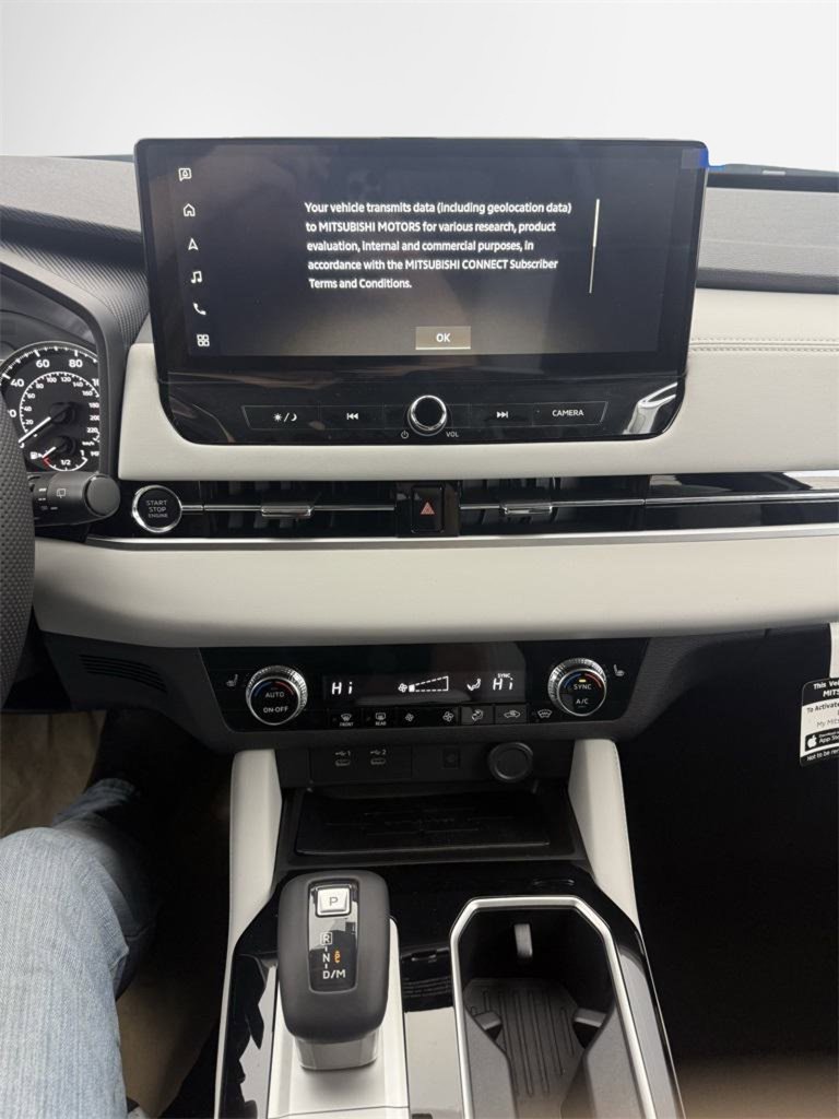 New 2025 Mitsubishi Outlander SE image 24