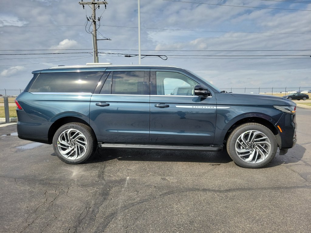 New 2026 Lincoln Navigator L Premier AWD/4WD image 3