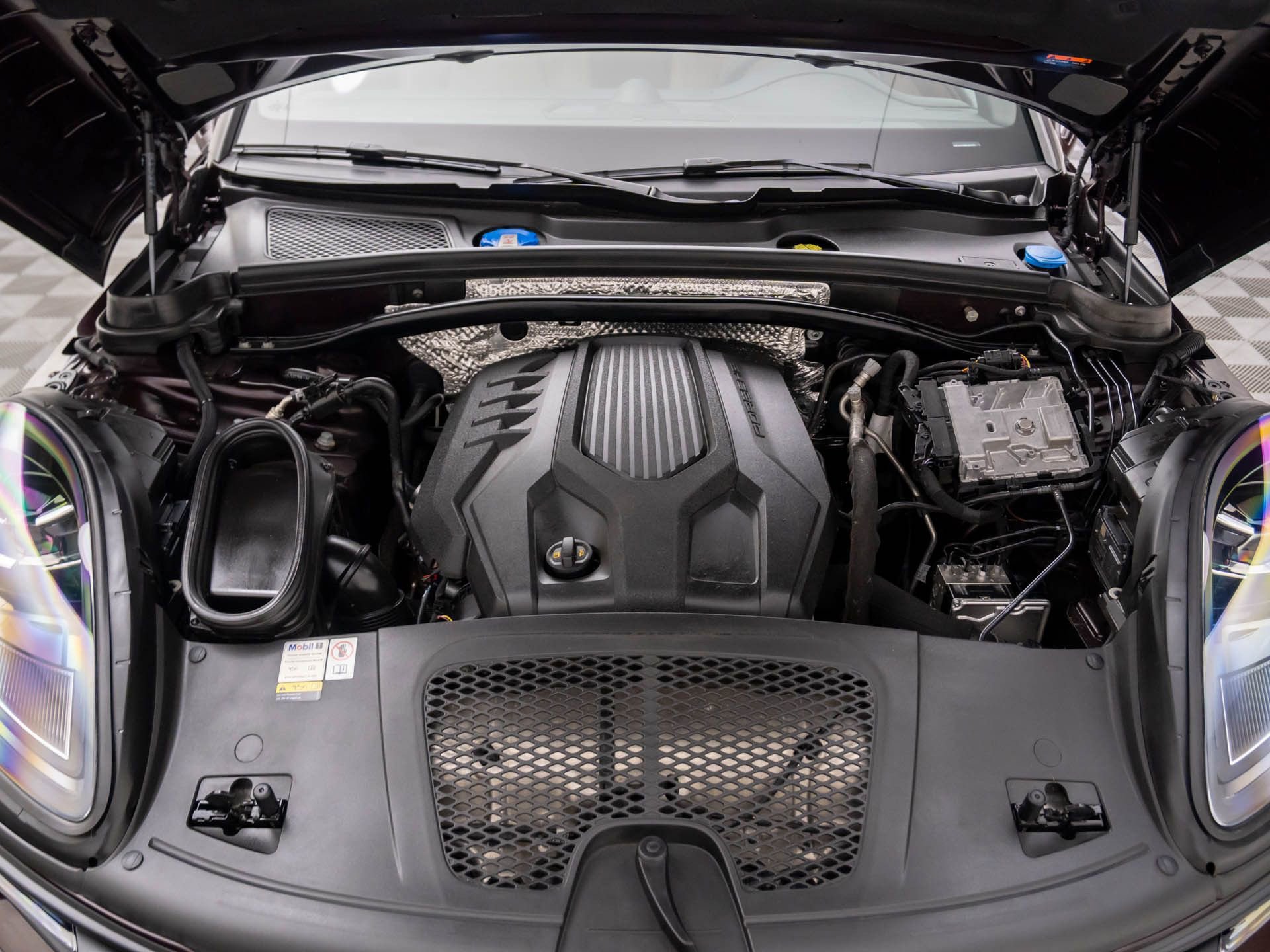 Certified 2023 Porsche Macan image 31