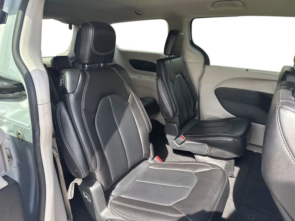 Used 2023 Chrysler Pacifica Touring-L image 31