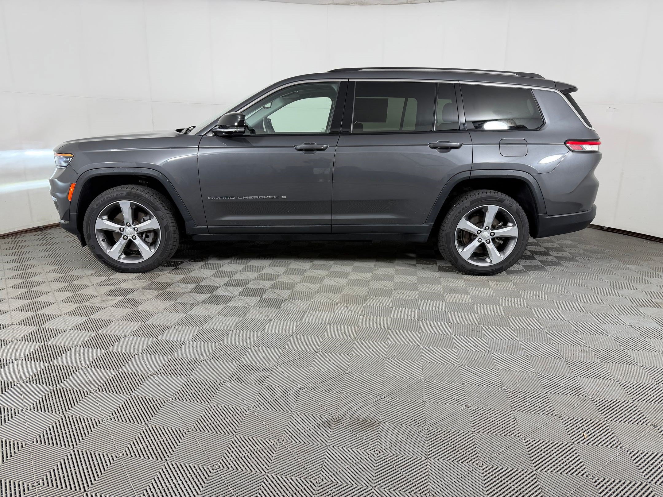 Used 2021 Jeep Grand Cherokee L Limited AWD/4WD image 2