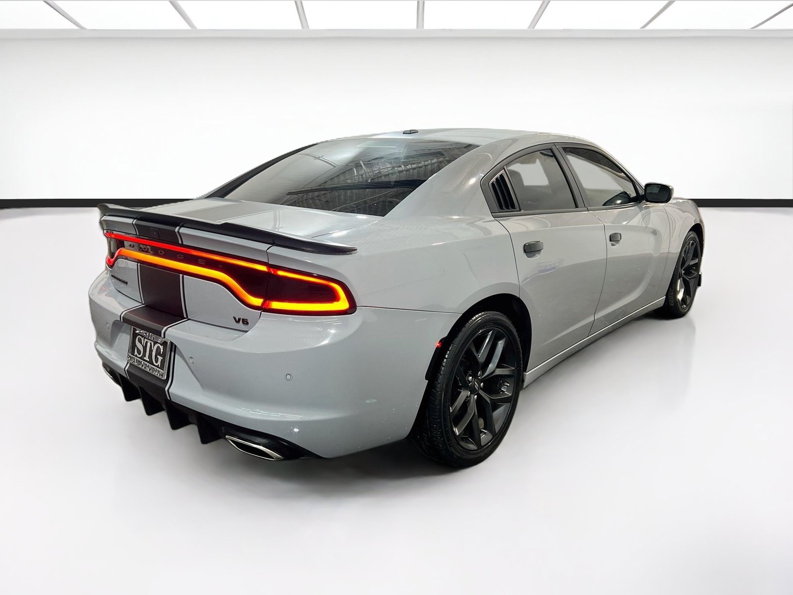 Used 2022 Dodge Charger SXT w/ Blacktop Package RWD image 4