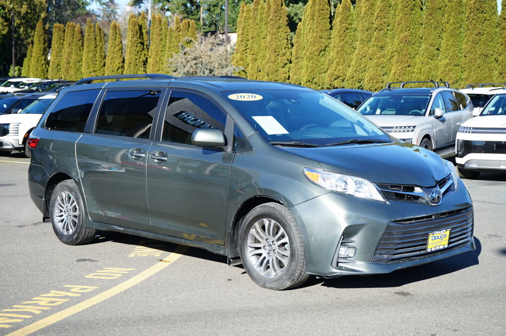 Used 2020 Toyota Sienna XLE w/ XLE Navigation Package image 4