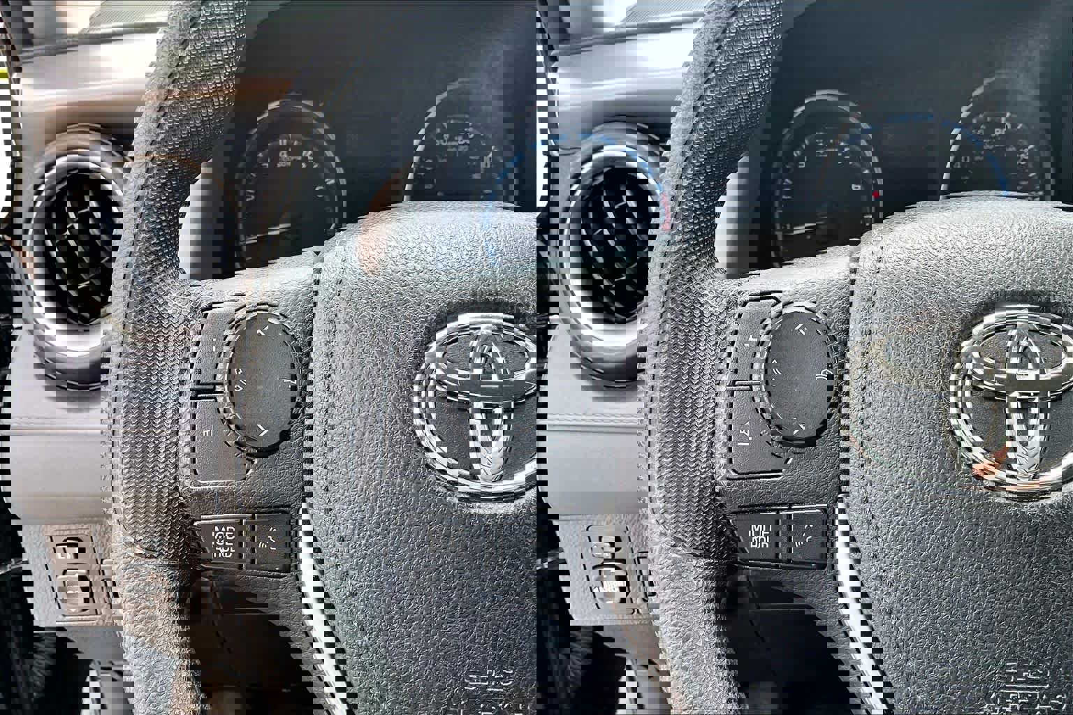 Used 2018 Toyota RAV4 LE FWD image 23