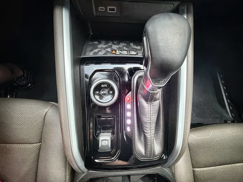 Used 2025 Chevrolet Colorado ZR2 w/ Technology Package AWD/4WD image 16