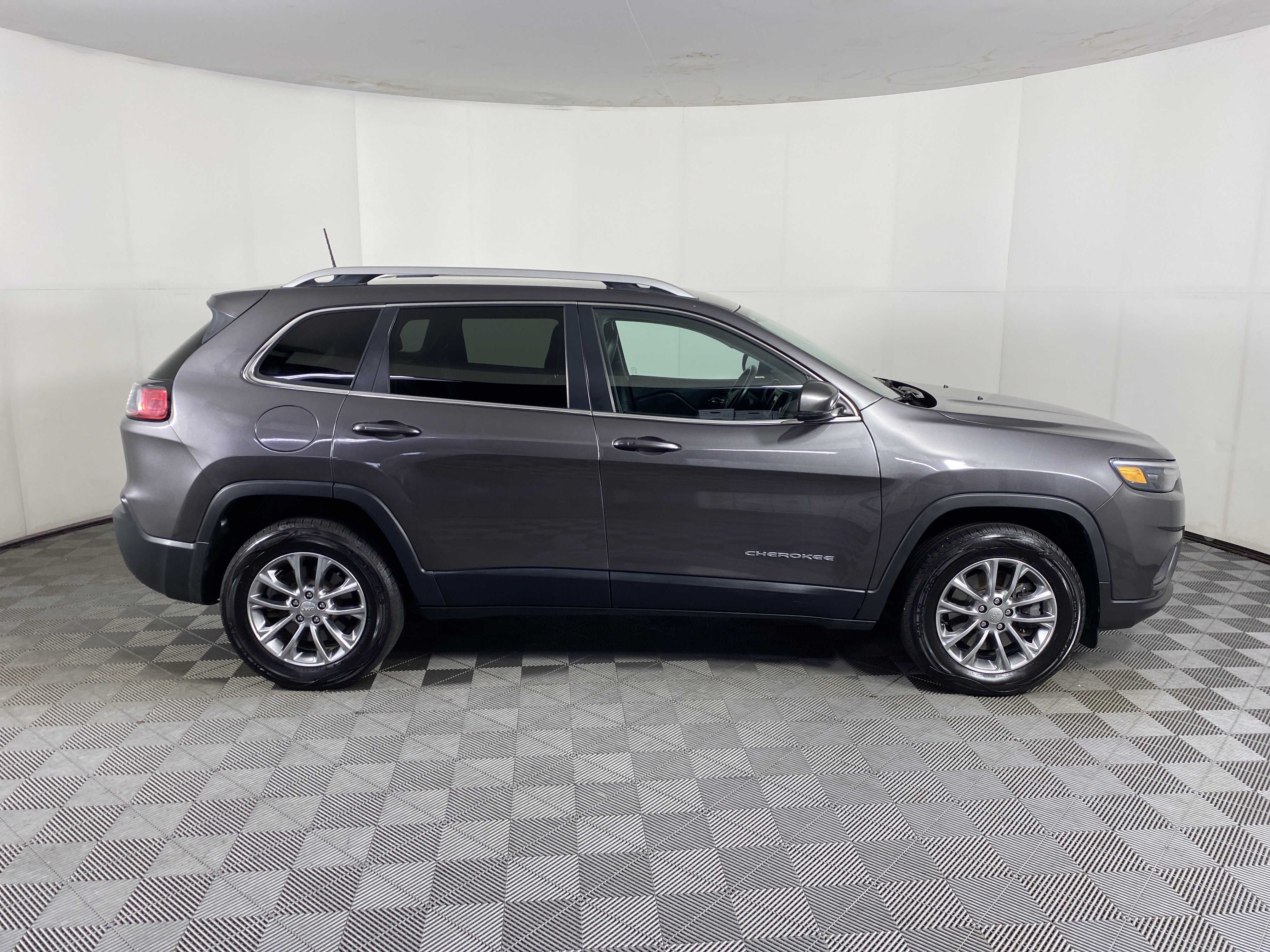 Used 2019 Jeep Cherokee Latitude Plus AWD/4WD image 5