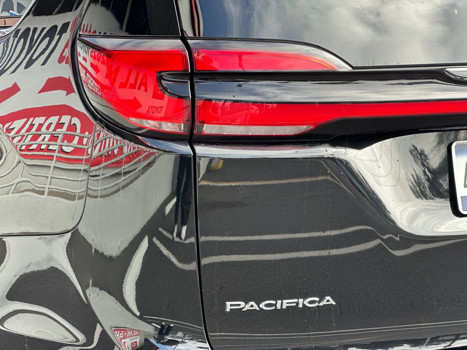 Used 2024 Chrysler Pacifica Touring-L image 25