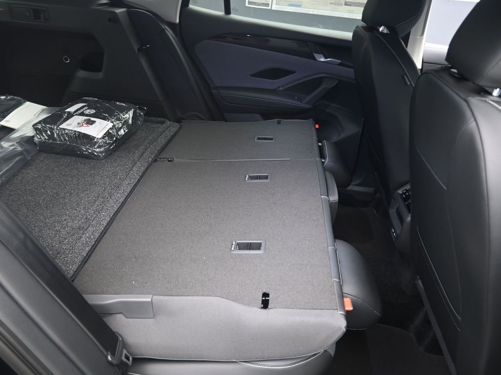 Used 2025 Volkswagen Tiguan SE FWD image 27