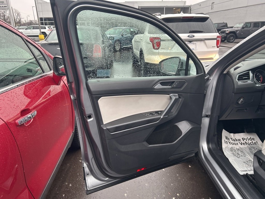 Used 2020 Volkswagen Tiguan SE w/ Panoramic Sunroof Package image 12