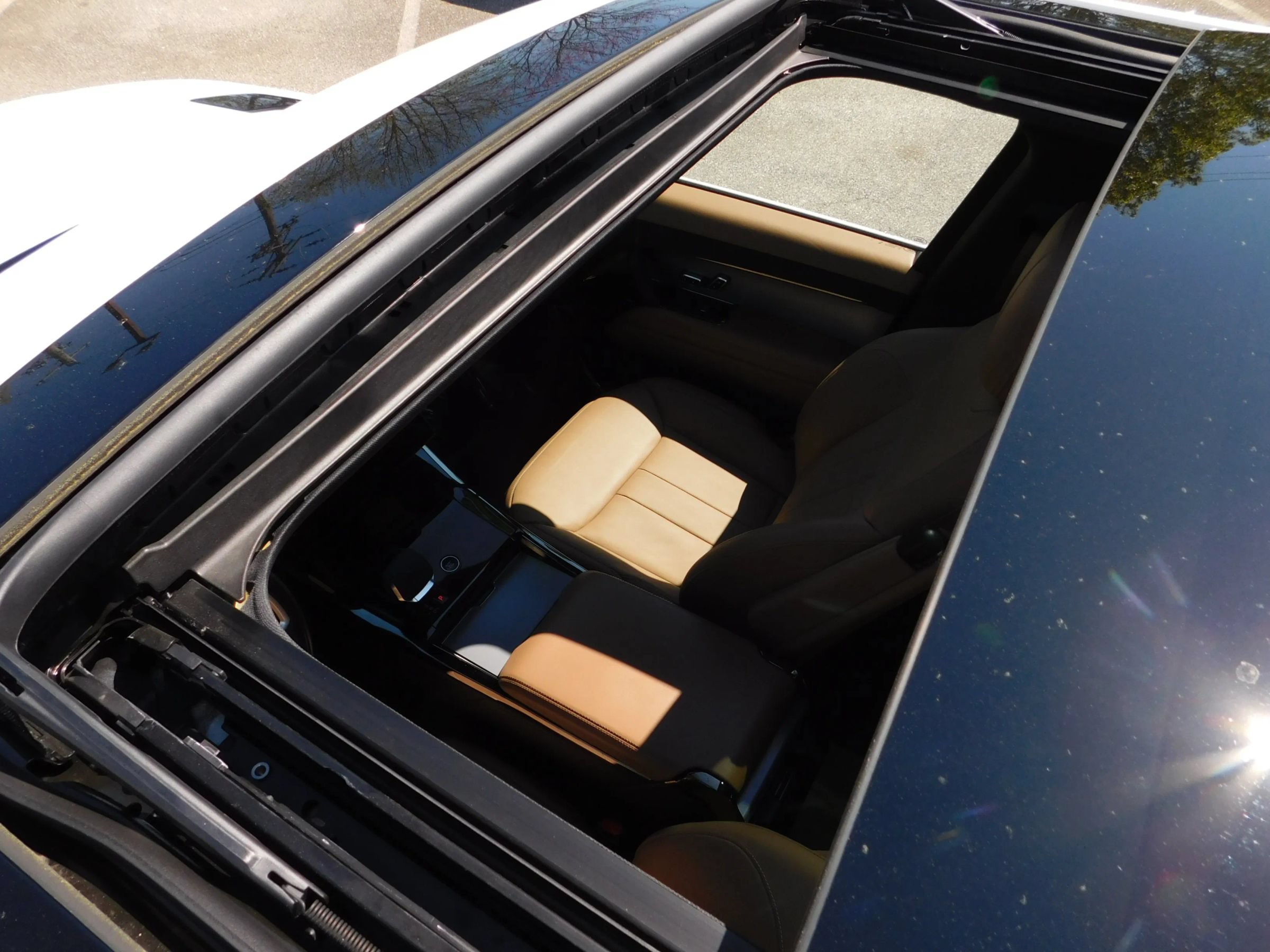 Used 2025 Land Rover Range Rover Sport SE AWD/4WD image 8
