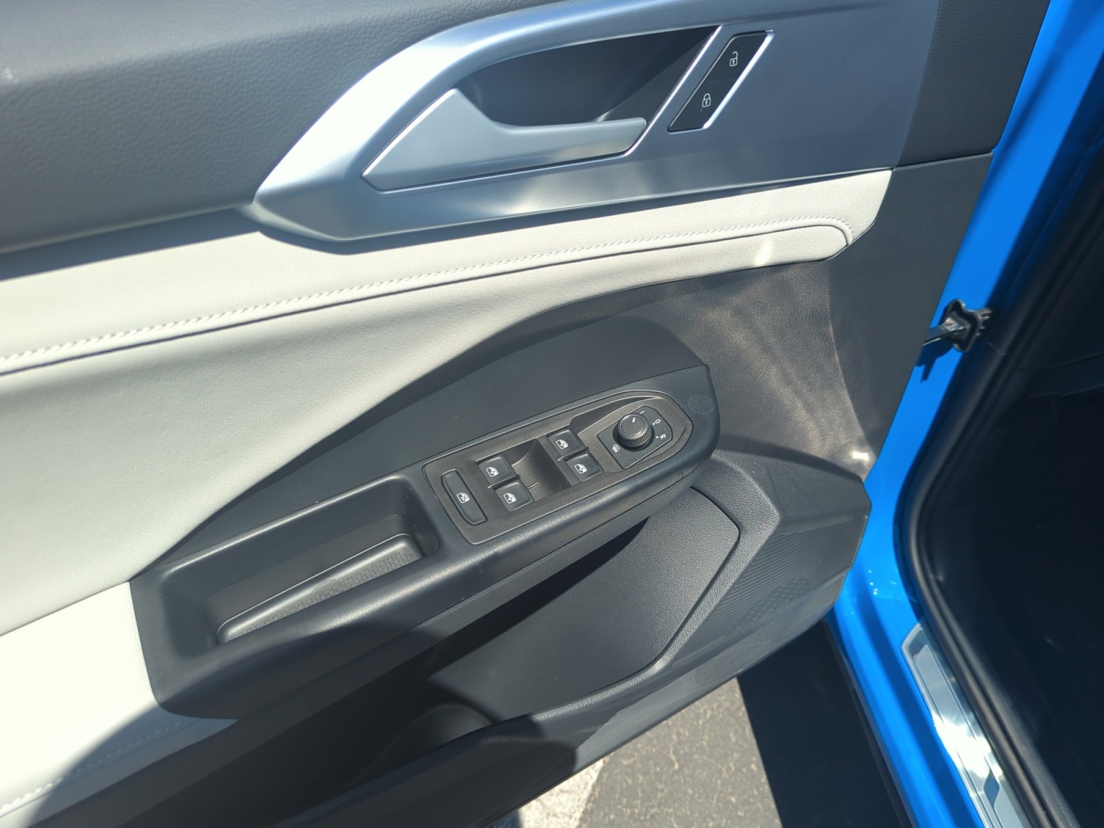 New 2025 Volkswagen Taos SE image 13