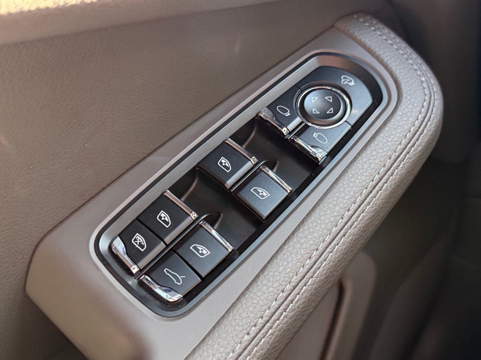 Used 2023 Porsche Macan AWD/4WD image 16